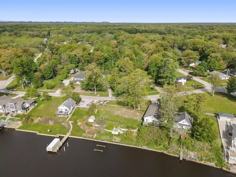 264 Lake Street, Fruitport Vlg, MI 49415