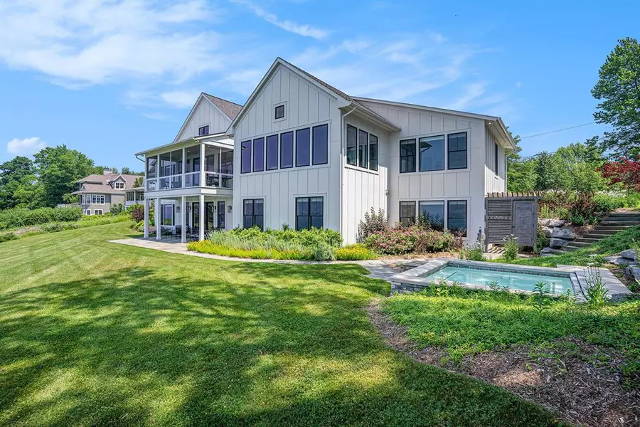 464 Lakeshore Drive, South Haven, MI 49090