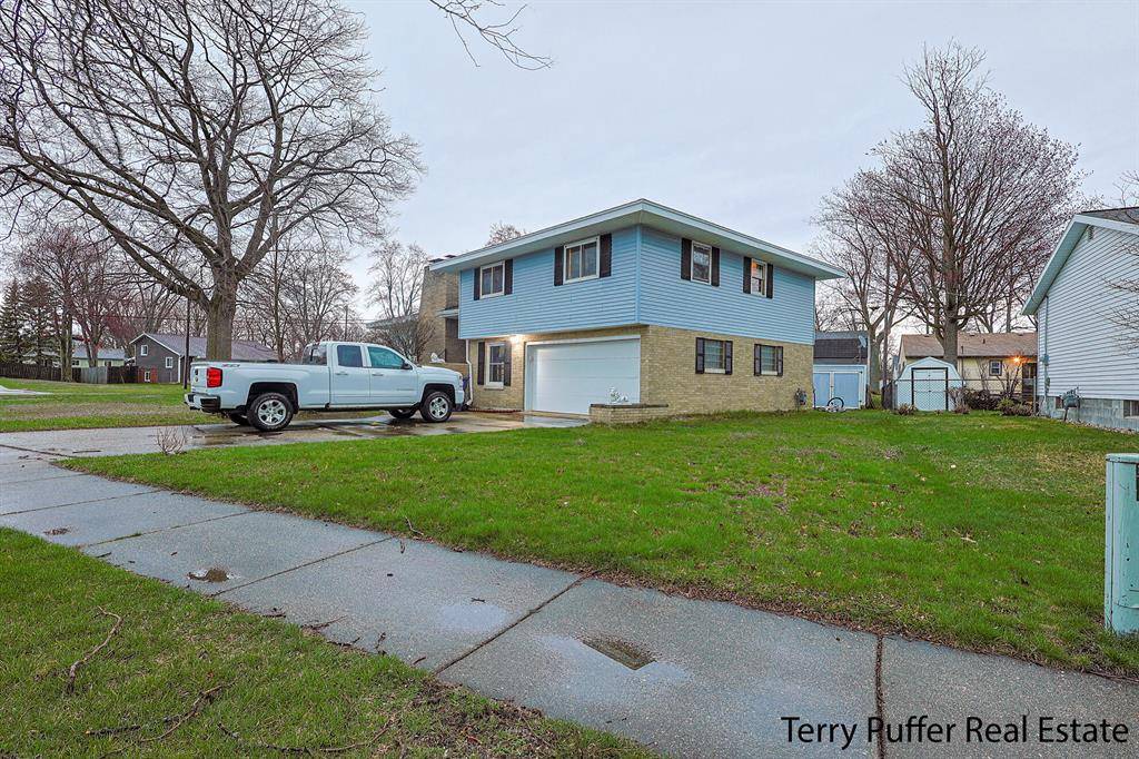 1189 Woodside Road, Roosevelt Park, MI 49441