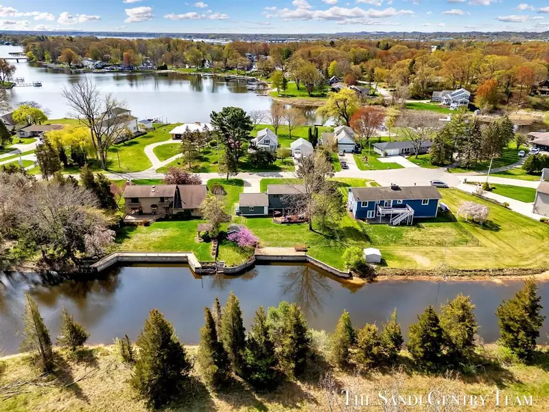 17083 Spahr Street, Ferrysburg, MI 49456