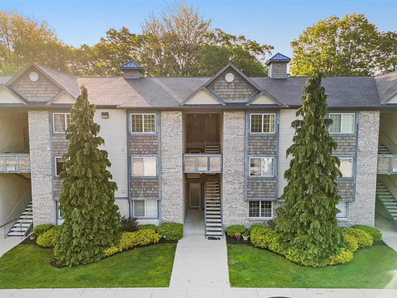18372 N Ridge Court 12, Spring Lake Twp, MI 49456