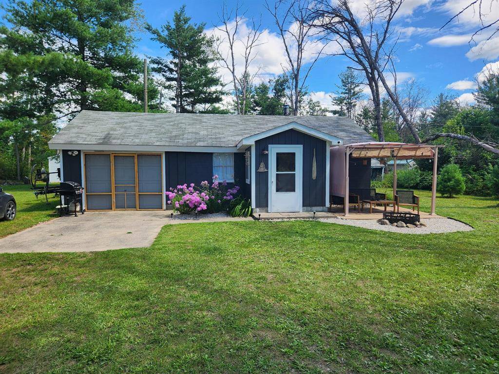 8318 S Sherman Avenue, Pleasant Plains Twp, MI 49304