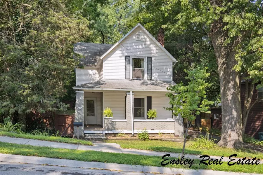 911 Emerald Ave NE, Grand Rapids, MI 49503