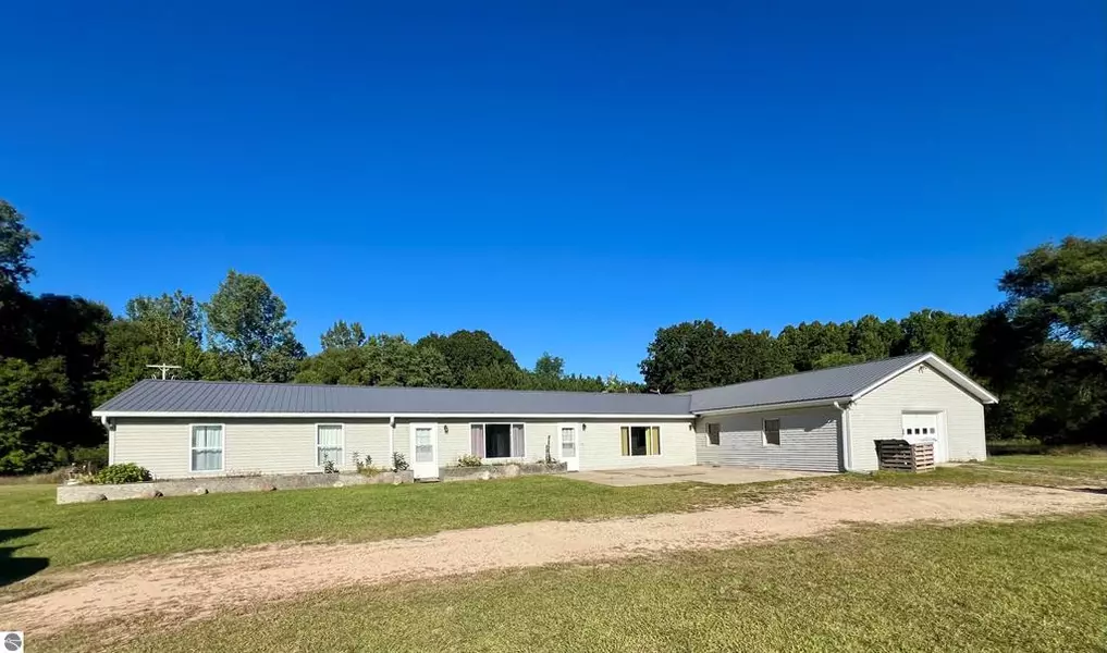 10911 E Lake Montcalm Rd, Richland Twp, MI 48877