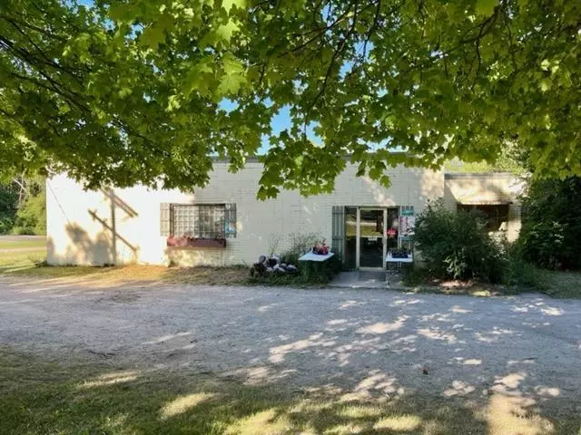 6613 Frankfort Highway, Benzonia Twp, MI 49617