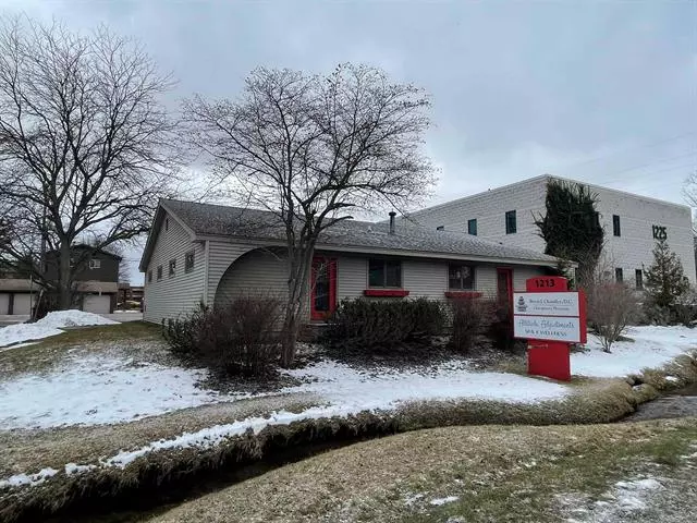 1213 W Front Street, Traverse City, MI 49684