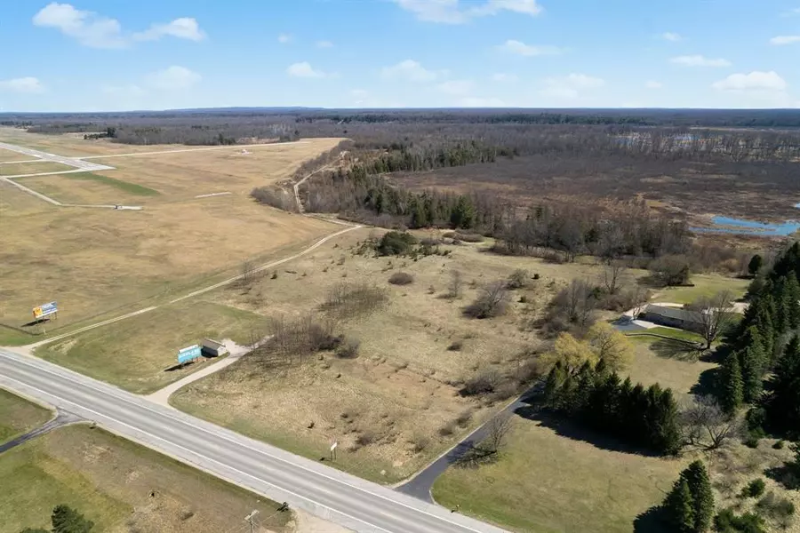 2051 E Parkdale Avenue, Manistee Twp, MI 49660