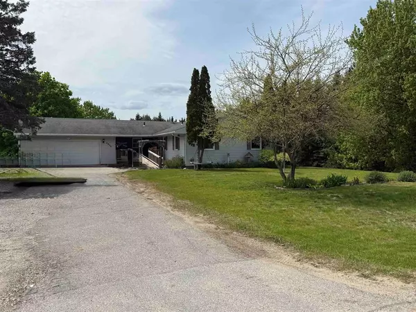 3935 E Long Lake Road, Long Lake Twp, MI 49685