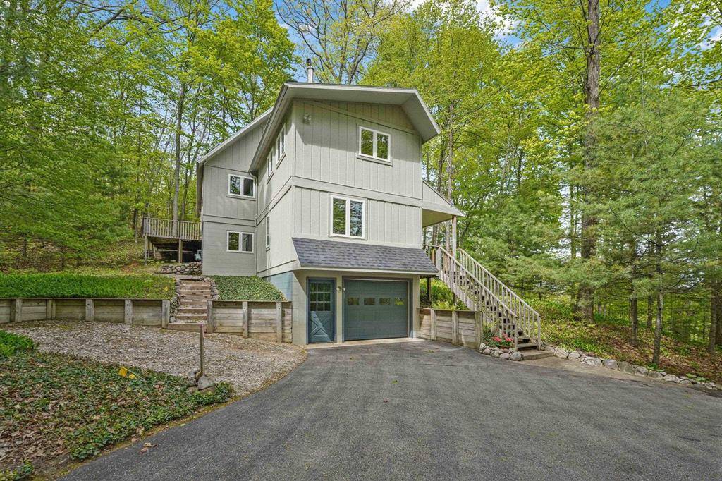 6550 SW Bayshore Drive, Elmwood Twp, MI 49684