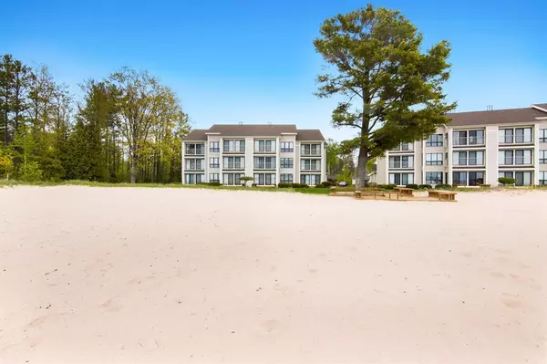9200 N Bayshore Drive 3, Elk Rapids Twp, MI 49629