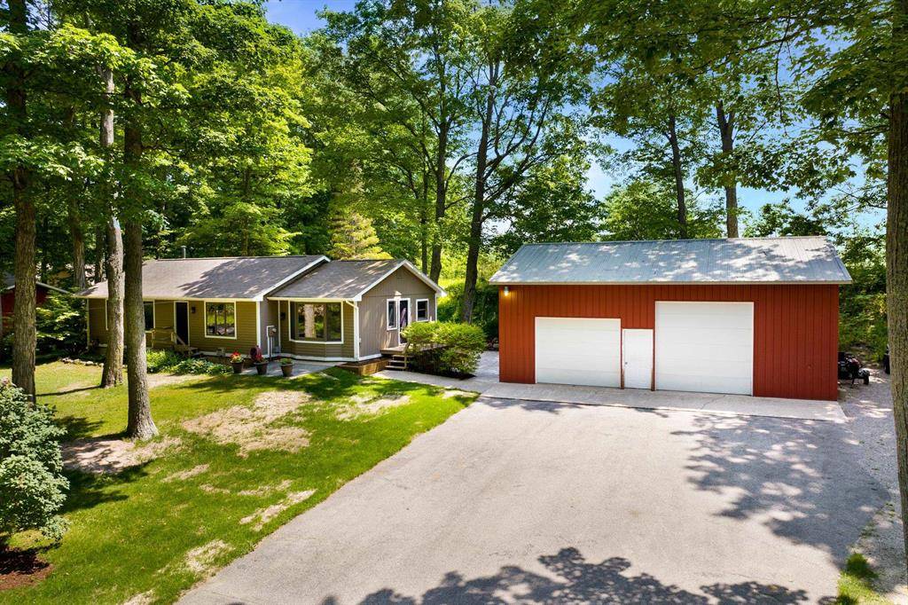 12310 E Lovers Lane, Suttons Bay Twp, MI 49682