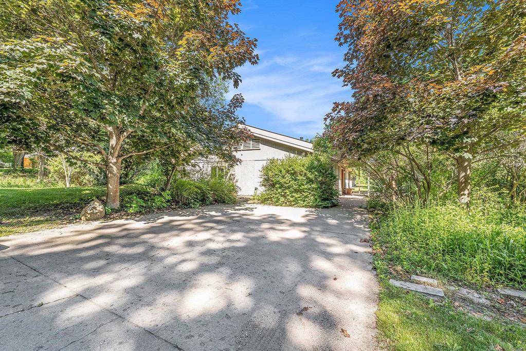 9813 E Carter Road, Elmwood Twp, MI 49684