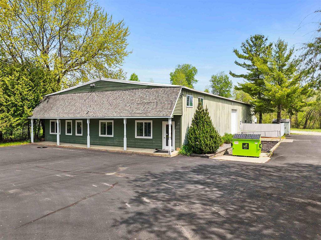 9435 E Cherry Bend Road, Elmwood Twp, MI 49684