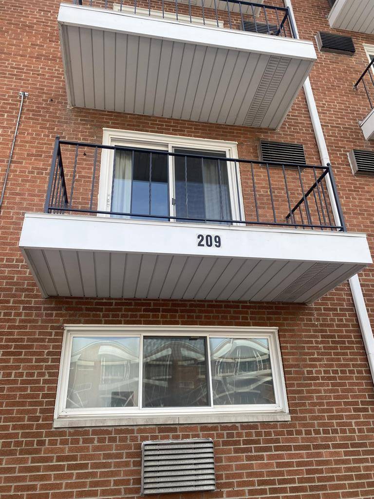 Royal Oak, MI 48073,2915 W 13 Mile Road 209