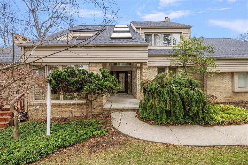 5056 Mirror Lake Court 4, West Bloomfield Twp, MI 48323
