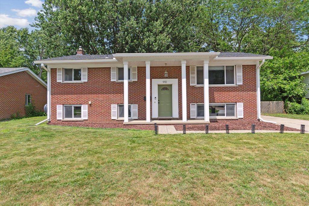910 Newport Drive, Fenton, MI 48430