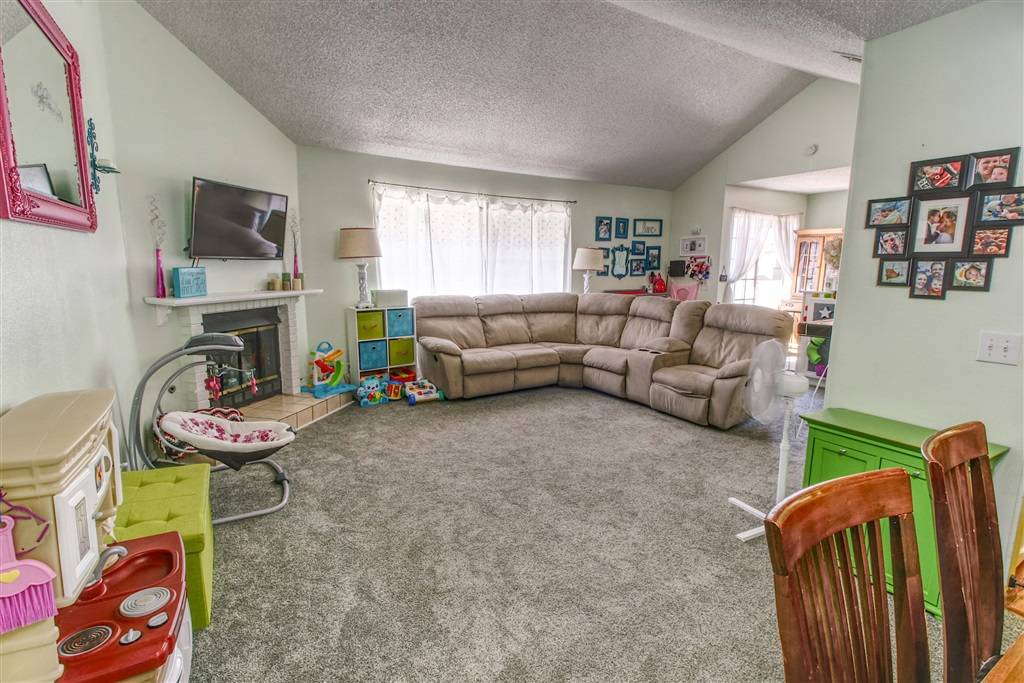 Vista, CA 92083,341 Windy Ln