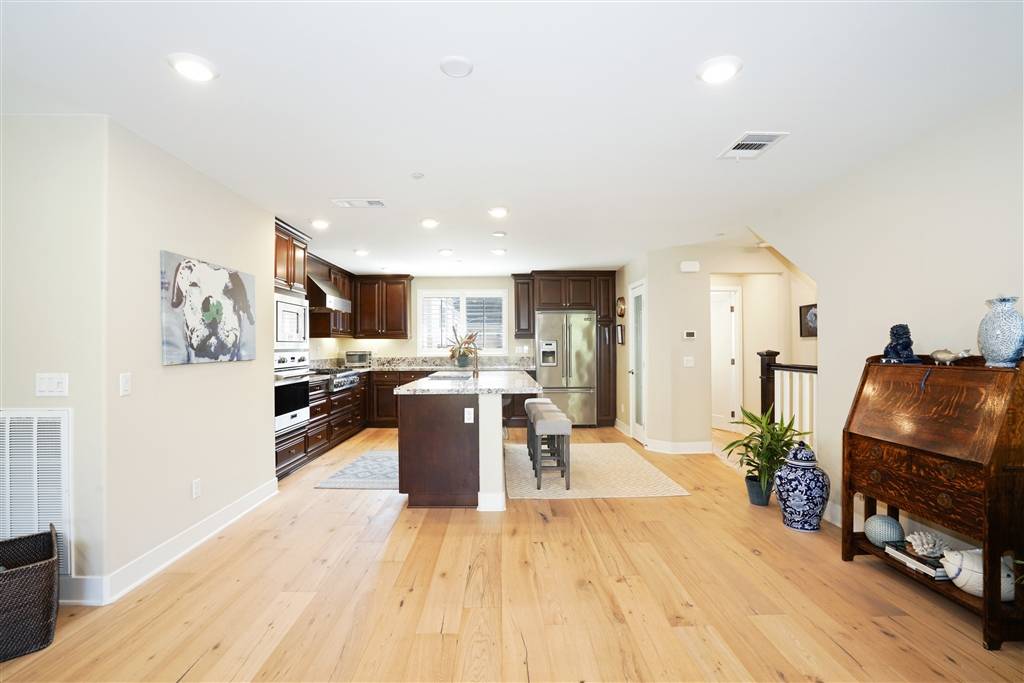 La Jolla, CA 92037,2406 Torrey Pines Road #152