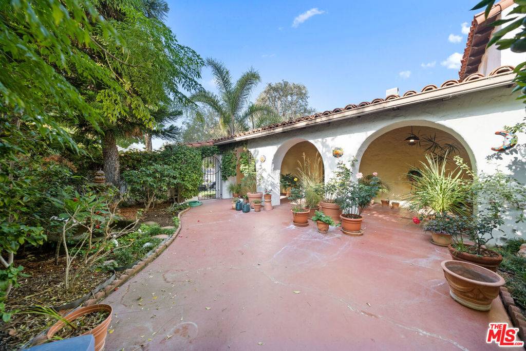 Los Angeles, CA 90064,2762 Forrester DR
