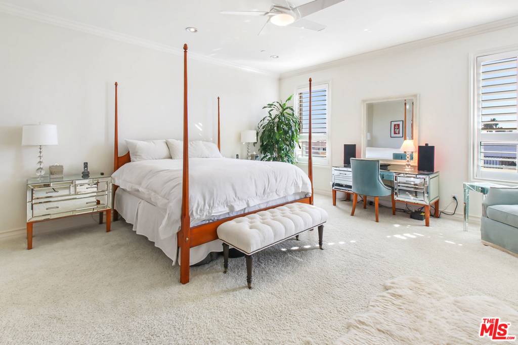 Beverly Hills, CA 90212,132 S Crescent DR #401