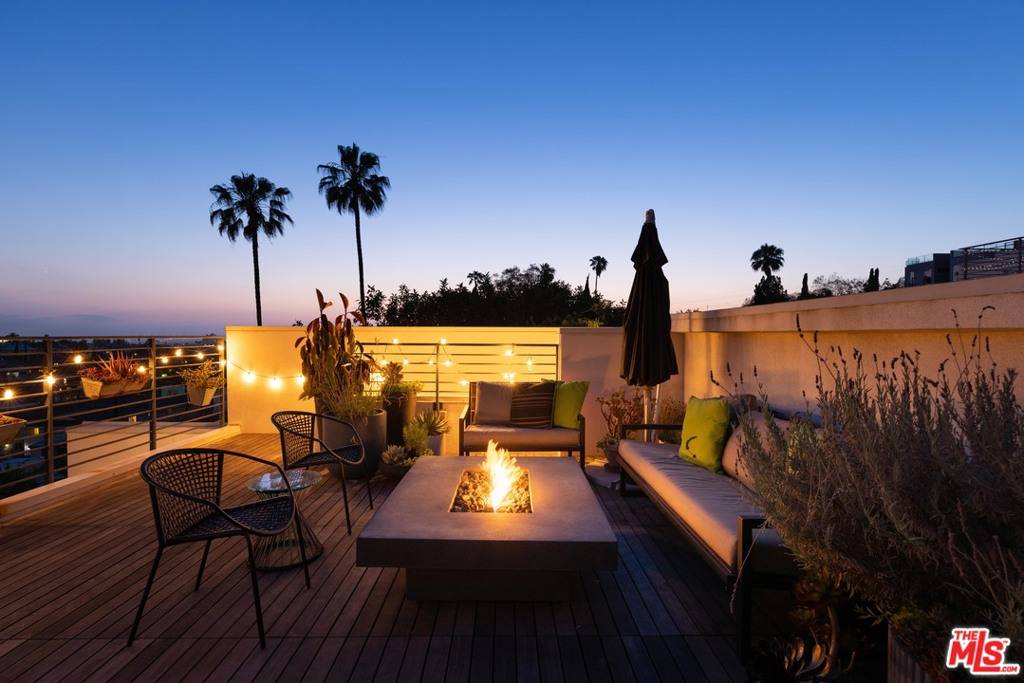 Los Angeles, CA 90026,1332 Douglas ST