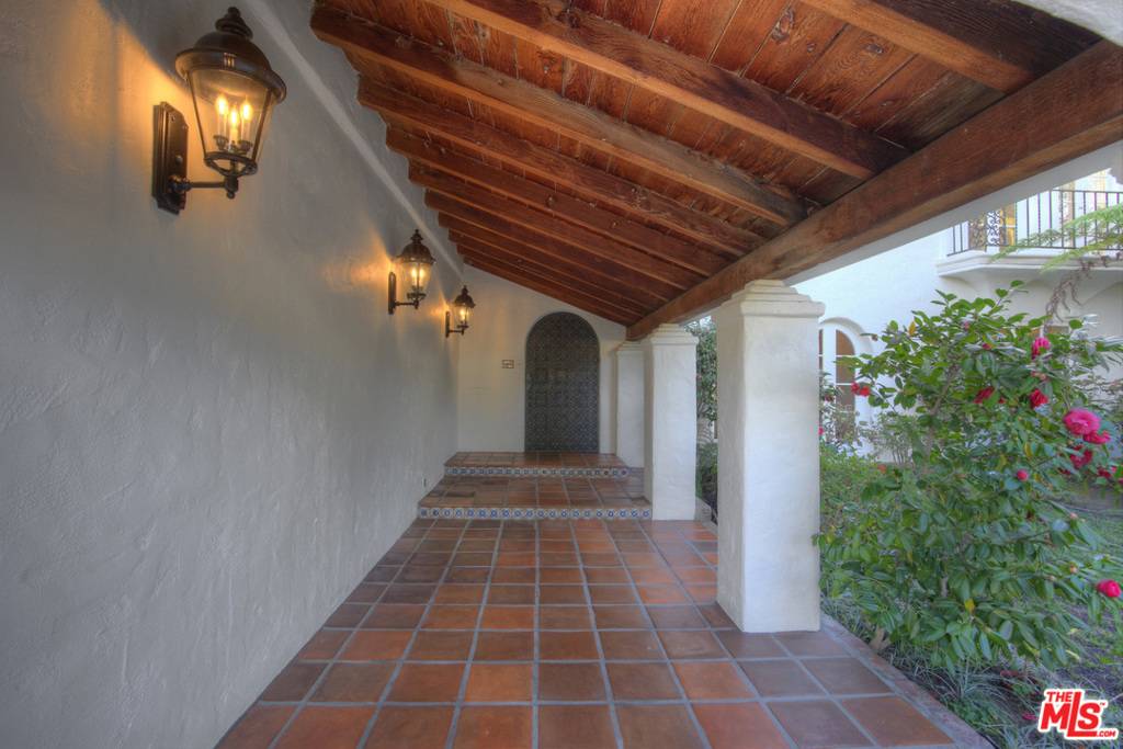 Beverly Hills, CA 90210,711 N Linden DR