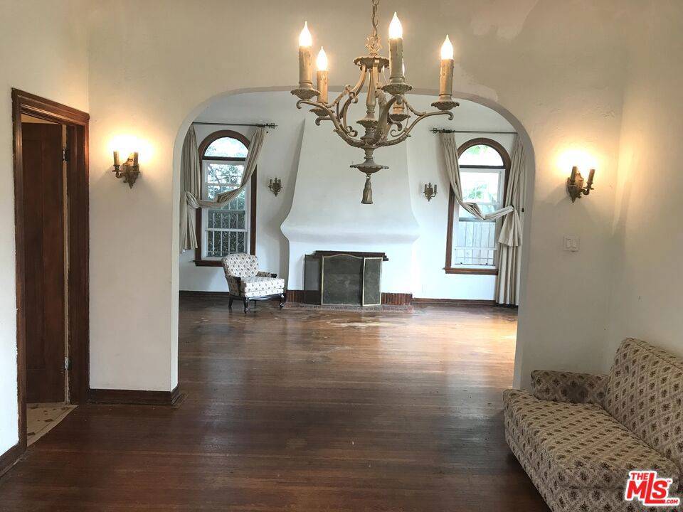 Los Angeles, CA 90019,1853 Virginia RD