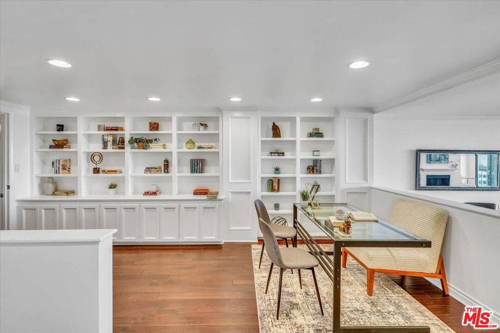 Beverly Hills, CA 90210,321 N Oakhurst DR #701