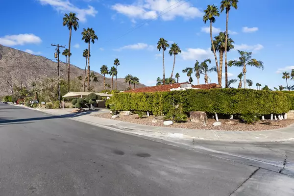 Palm Springs, CA 92264,860 E Camino Parocela