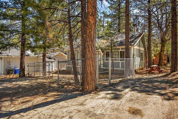 Sugarloaf, CA 92386,225 Sunset LN