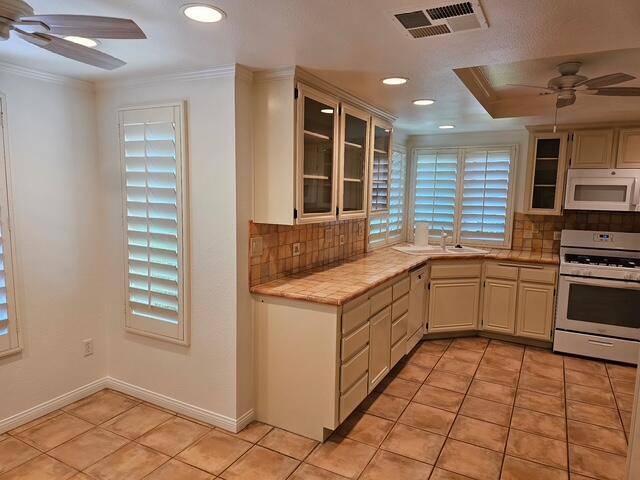 Palm Desert, CA 92260,44279 Corfu CT