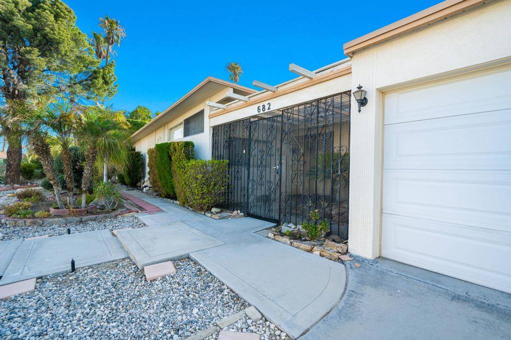 682 N Monterey RD, Palm Springs, CA 92262