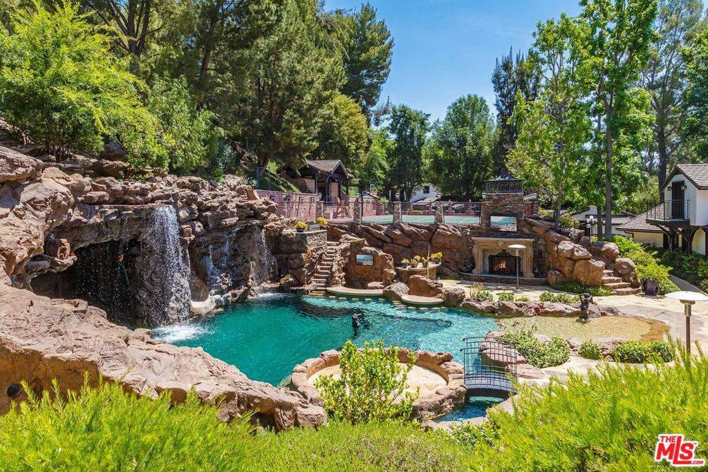Hidden Hills, CA 91302,5841 ROUND MEADOW RD