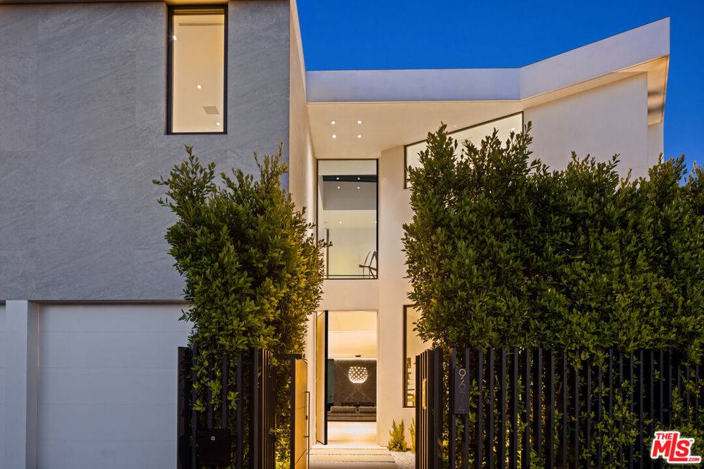 Beverly Hills, CA 90210,9674 HIGHRIDGE DR