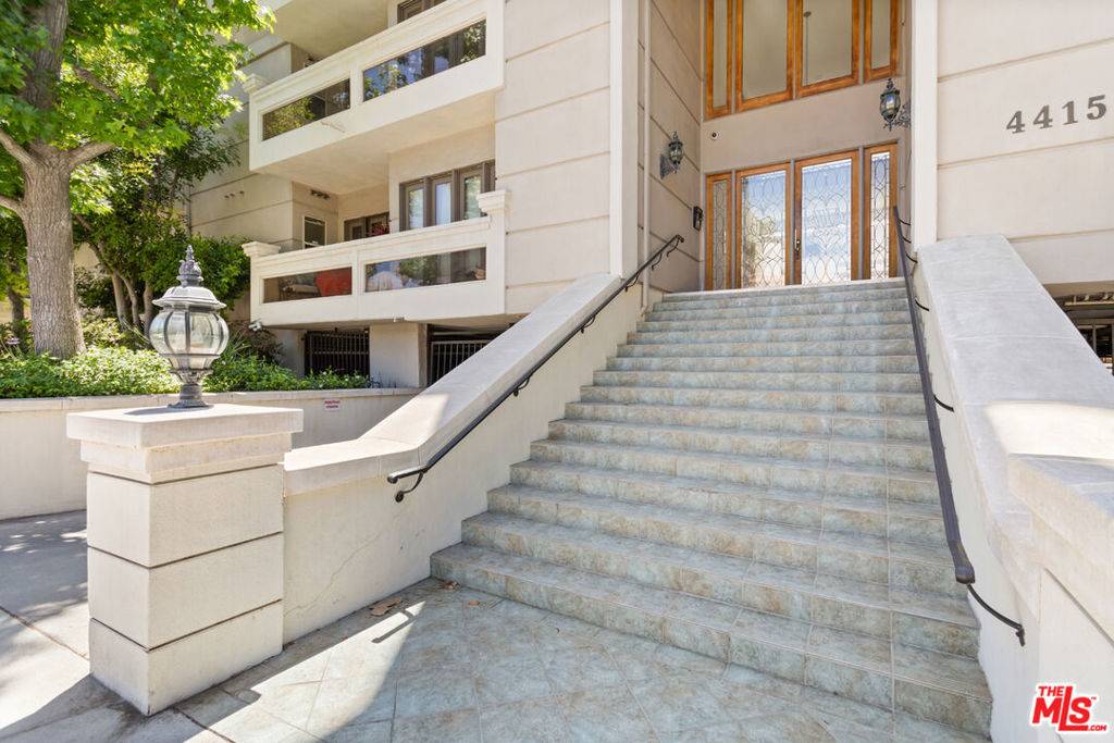 Sherman Oaks, CA 91403,4415 SAUGUS AVE #209
