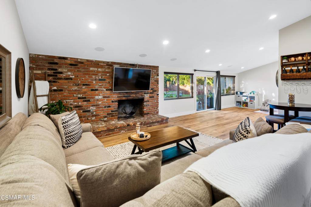Thousand Oaks, CA 91360,405 Bedford PL