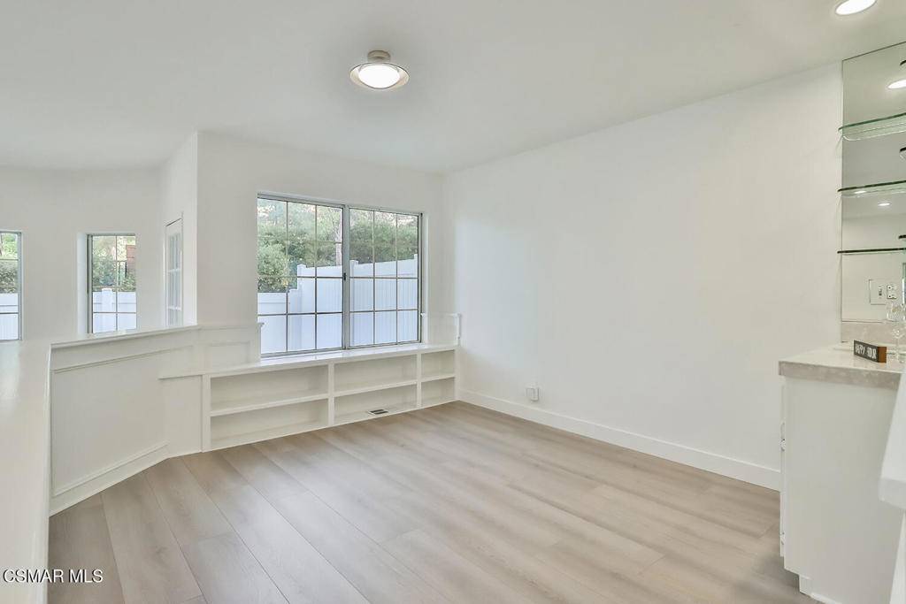 Woodland Hills, CA 91367,20950 Oxnard ST #9