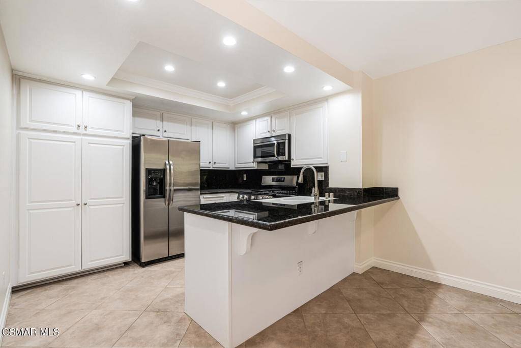 Newbury Park, CA 91320,632 White Oak LN