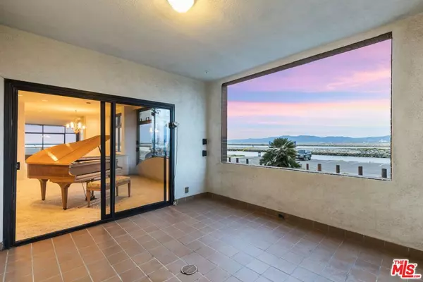 Playa Del Rey, CA 90293,6201 Ocean Front WALK #1