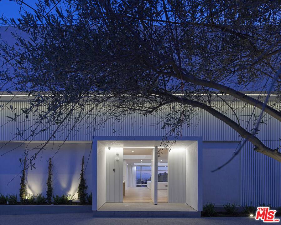 7946 Oceanus DR, Los Angeles, CA 90046
