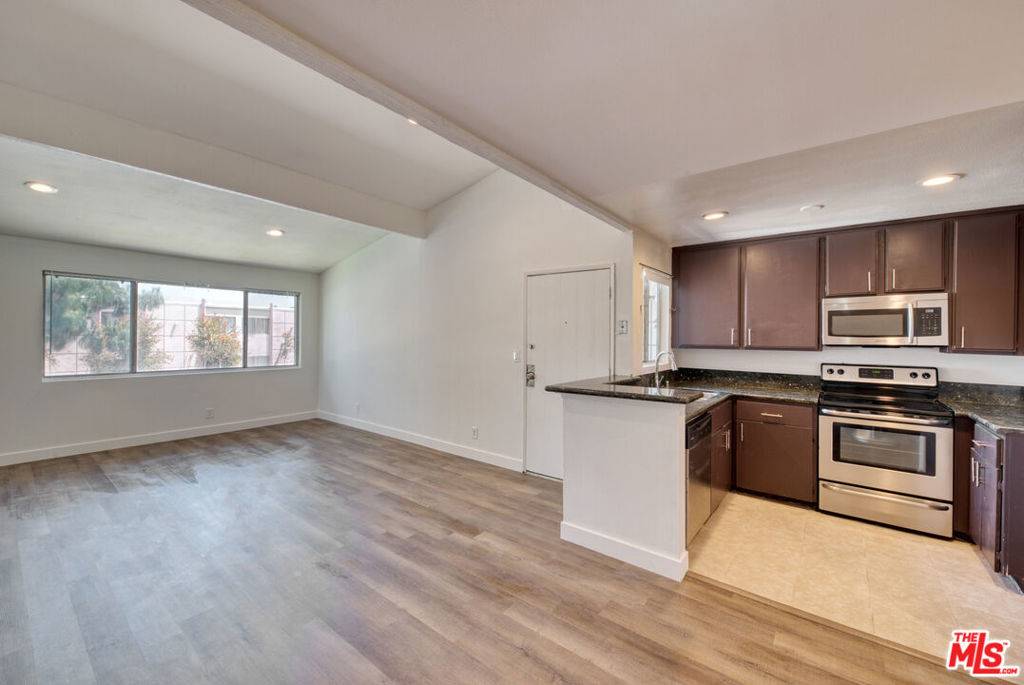 Canoga Park, CA 91304,21800 Schoenborn ST #270