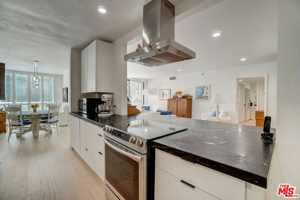 West Hollywood, CA 90069,1015 N Kings RD #120
