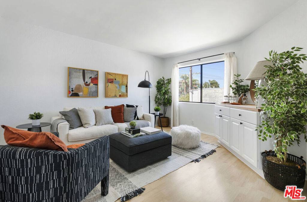 Los Angeles, CA 90034,9313 National BLVD #204