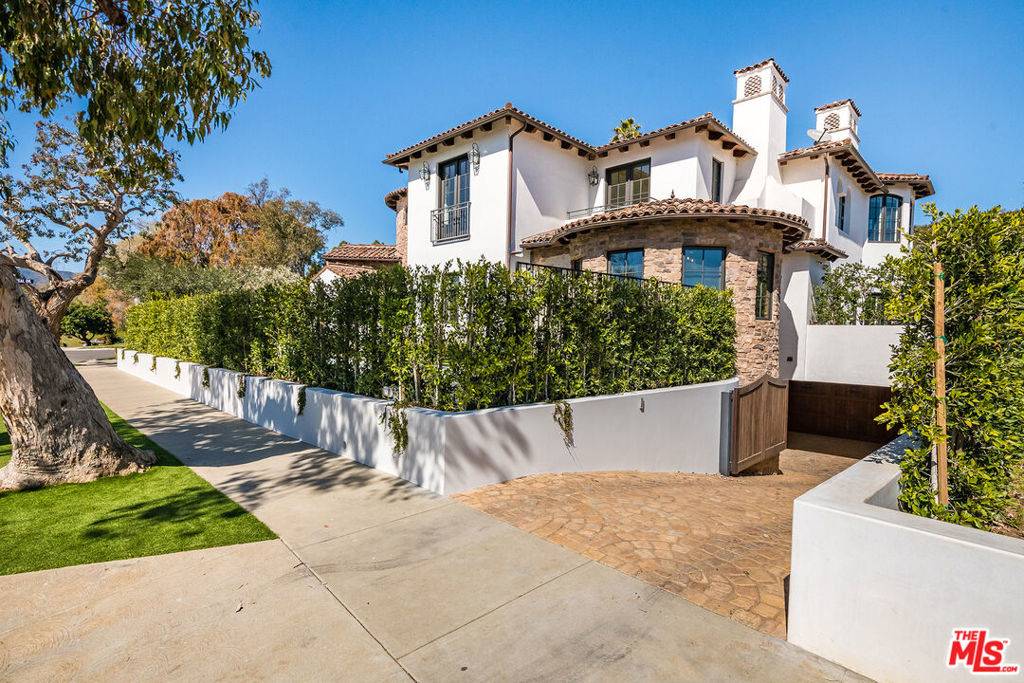 Pacific Palisades, CA 90272,700 Alma Real DR