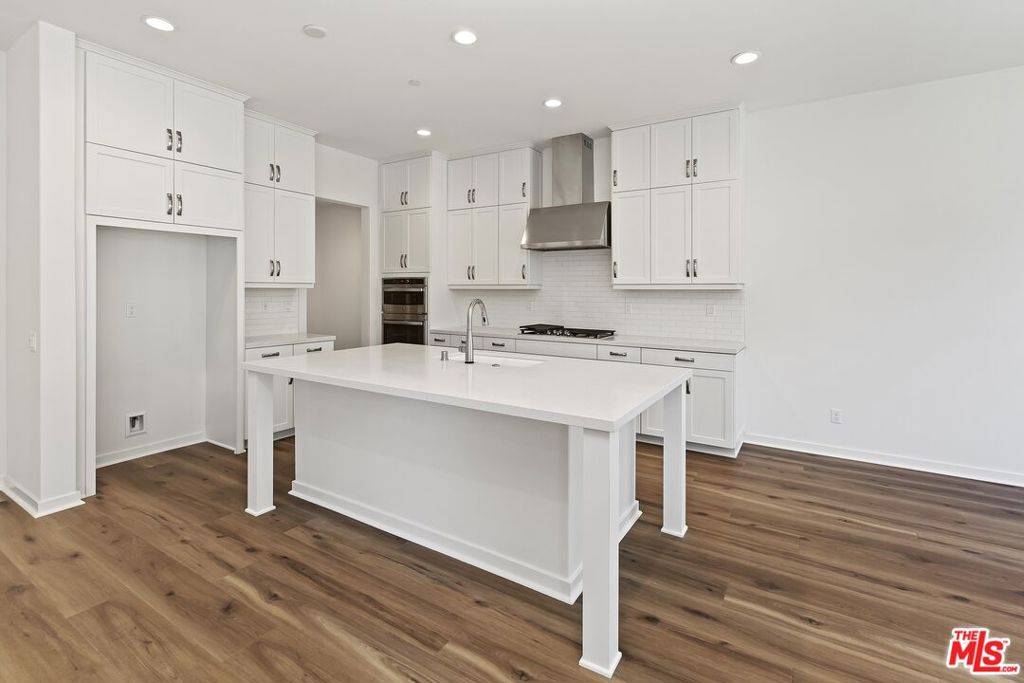 Santa Clarita, CA 91350,28320 Clarion PL