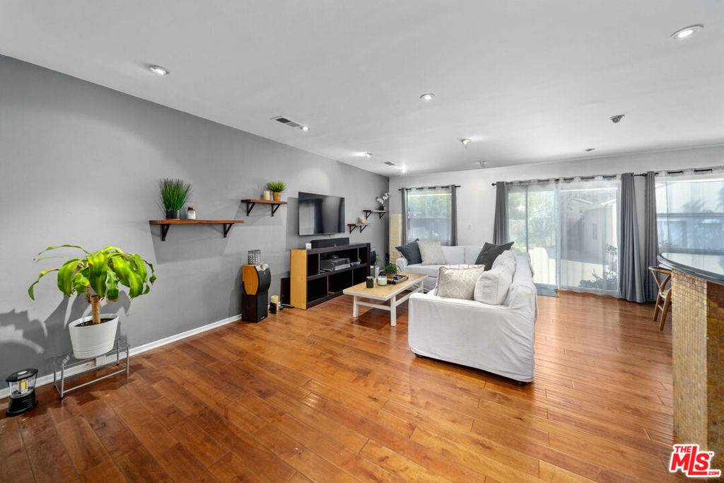 Tarzana, CA 91335,19517 Friar ST