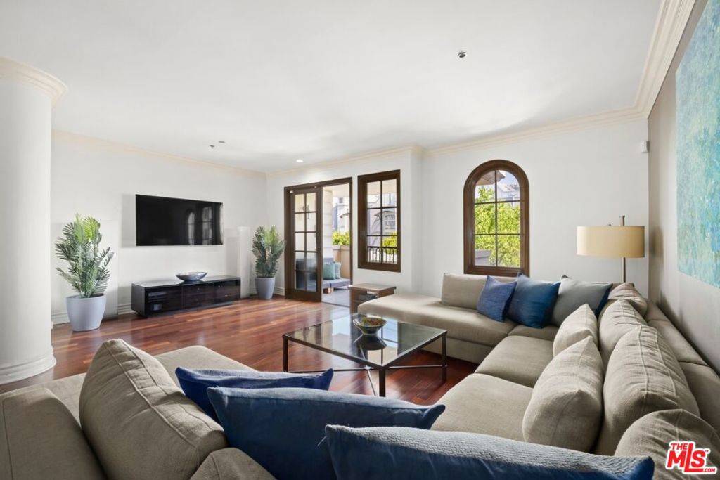 Los Angeles, CA 90069,850 N Croft AVE #302