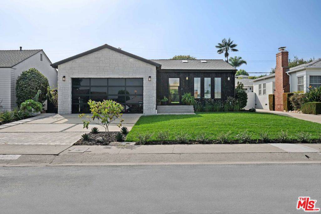 Los Angeles, CA 90045,8043 Westlawn AVE