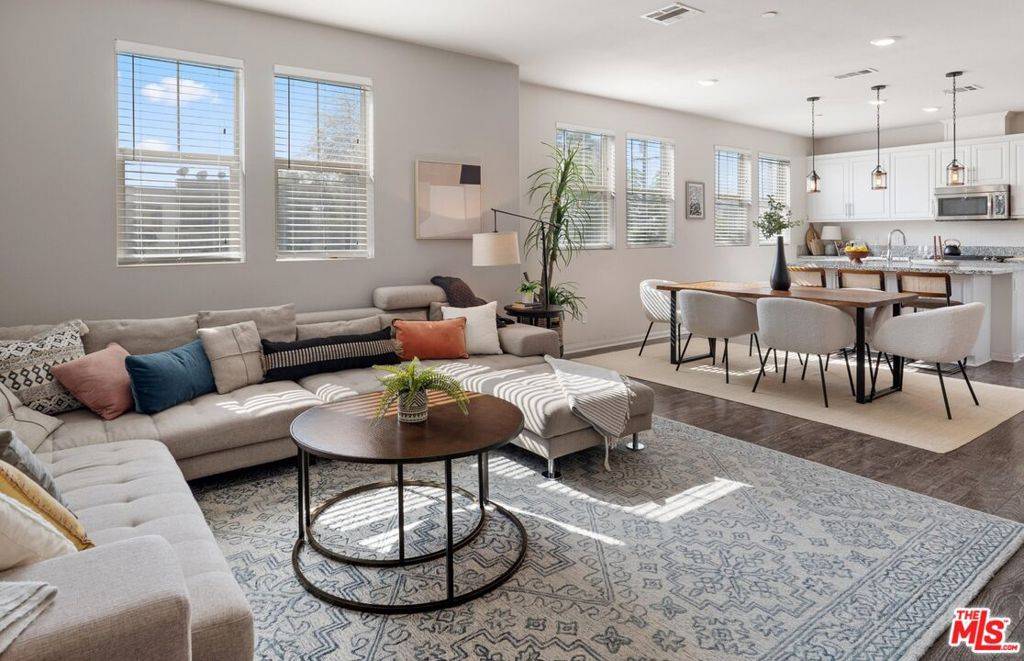 7200 N Chestnut LN, Van Nuys, CA 91405