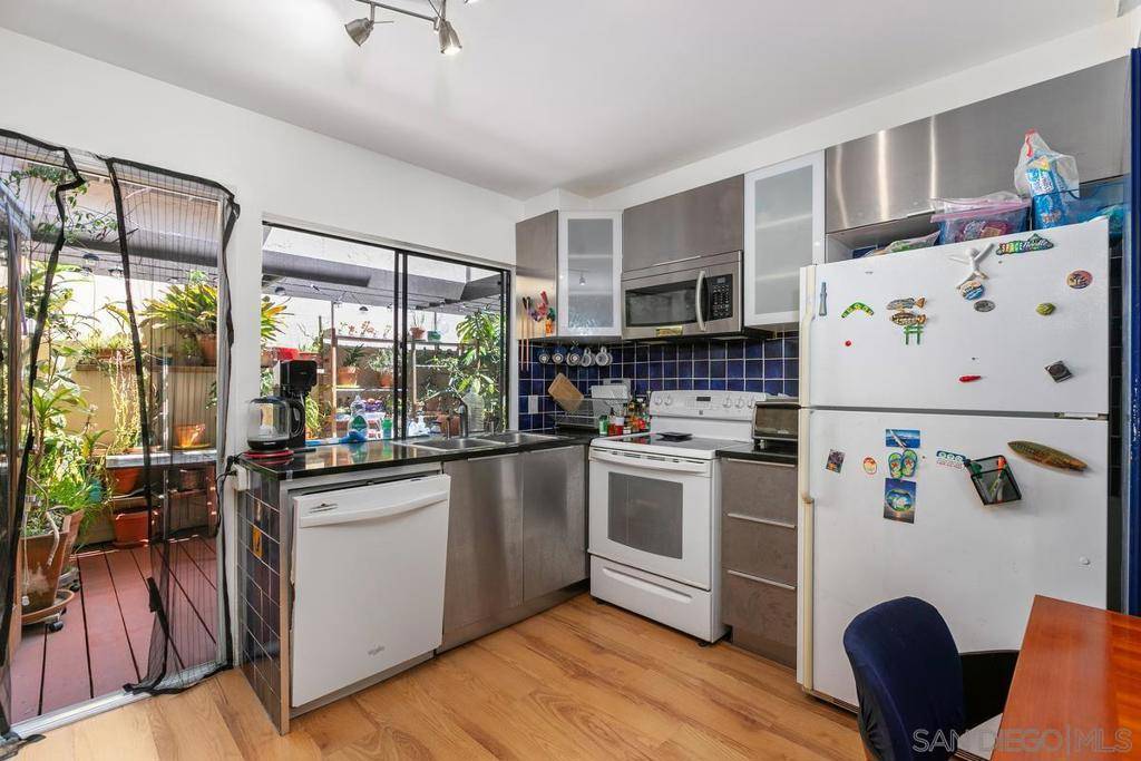 La Jolla, CA 92037,3205 Via Alicante #11